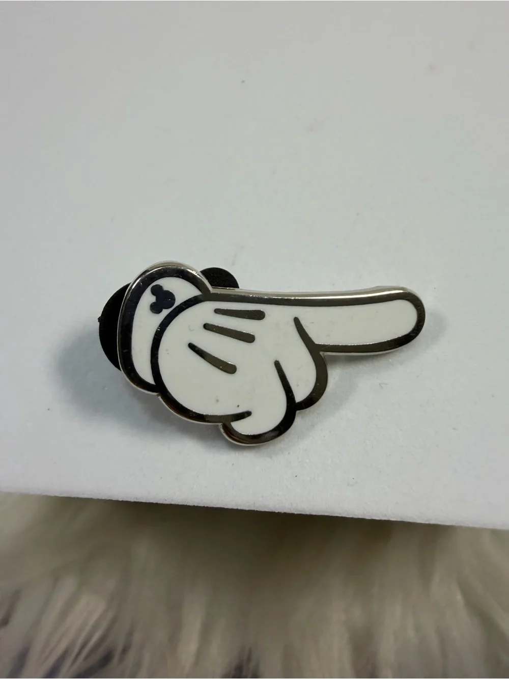 💙3/$20💙 DISNEY Mickey Mouse Gloved Hand Pointing Enamel Pin